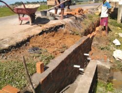 Pemdes, Masyarakat Tanjung Laut Bersama Jemaah Gotong Royong Perbaiki Jalan Penghubung Yang Ambrol