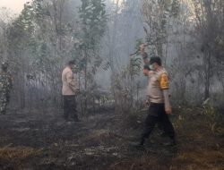 Kapolsek  Pimpin Tim Gabungan TNI, POLRI, BPBD Dan Damkar  Padamkan Kebakaran Hutan Di Kelurahan Tanjung Batu